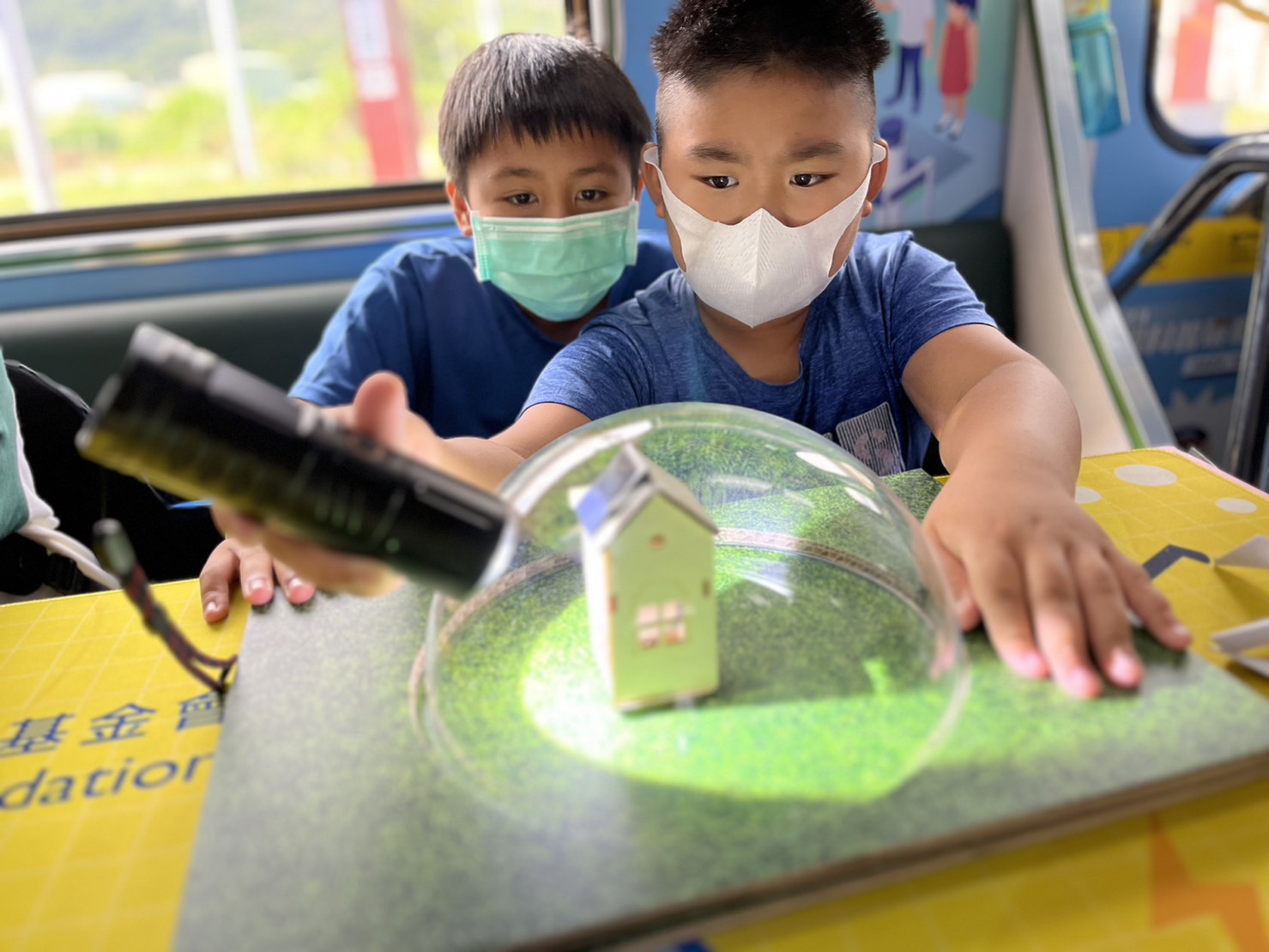 南宫·28WD參與基礎科學主題車廂，以STEAM教學精神，設計「逐日科學家」、「太陽能工程師」以及「淨零建築師」三大能源科普課程和實驗